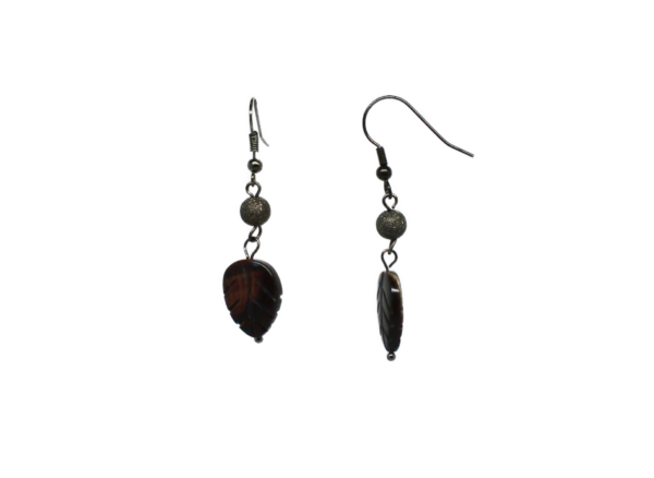 Boucles d'oreilles feuille nacre - Dark mop leaves – Image 2