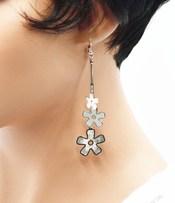 Boucles d'oreilles pendantes fleurs- Silkyflower – Image 3
