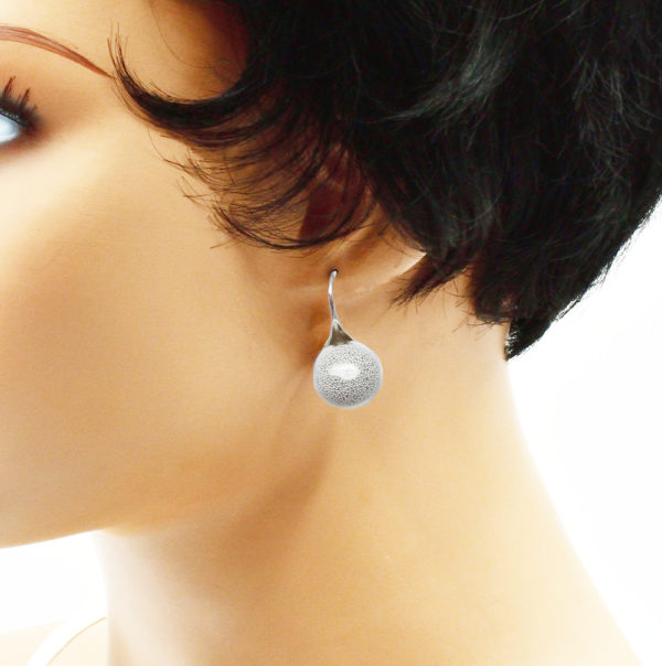 Crochets d'oreilles globe en verre - Ballatome – Image 3