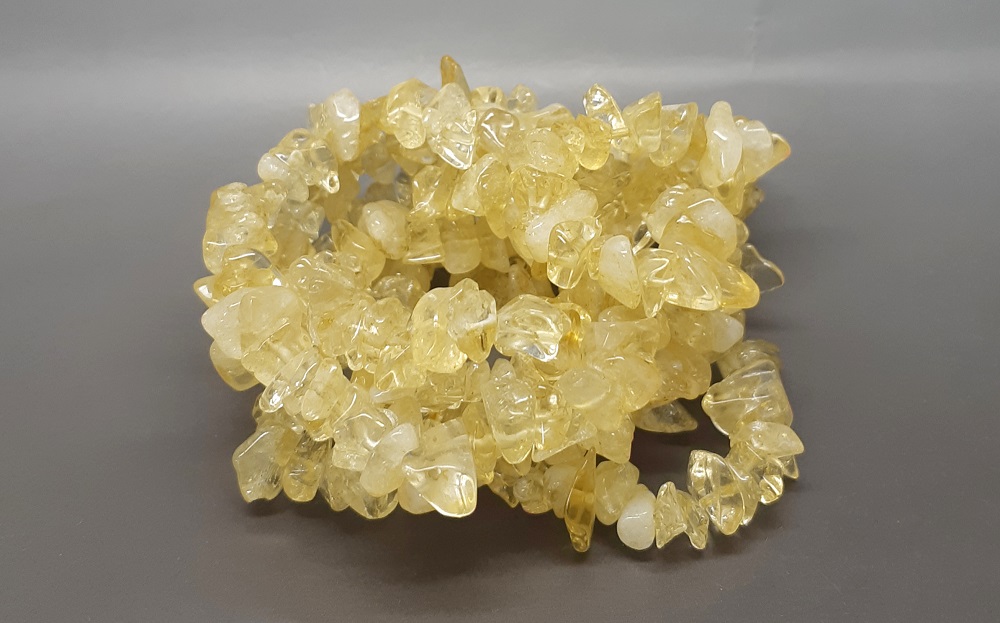 Pierre de naissance de février est l'améthyste.
Chips en citrine - Quand l'améthyste est chauffée à 500°, elle se transforme en citrine.