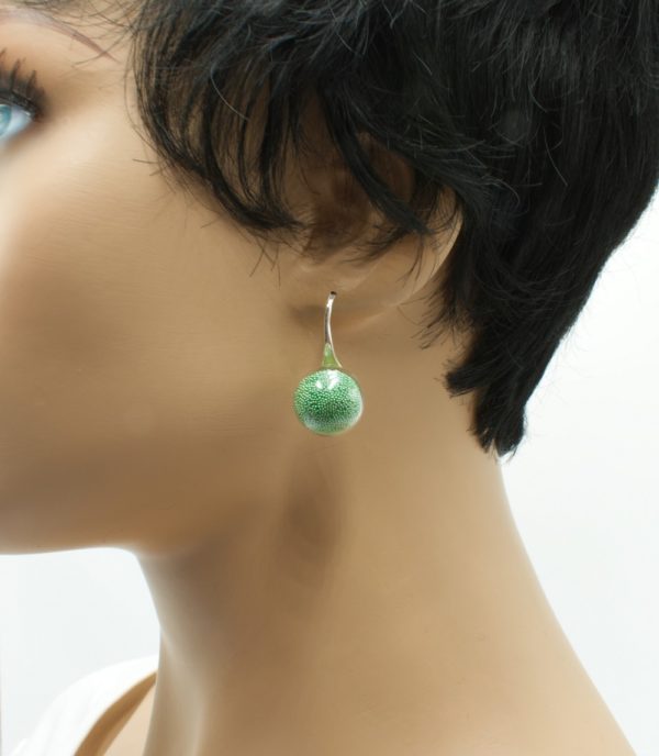 Crochets d'oreilles globe en verre - Ballatome – Image 3