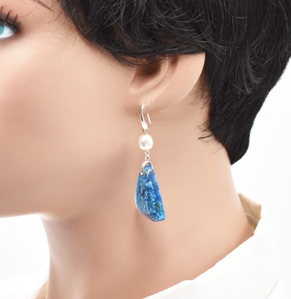 boucles d'oreilles résine et nacre  - Blue – Image 5